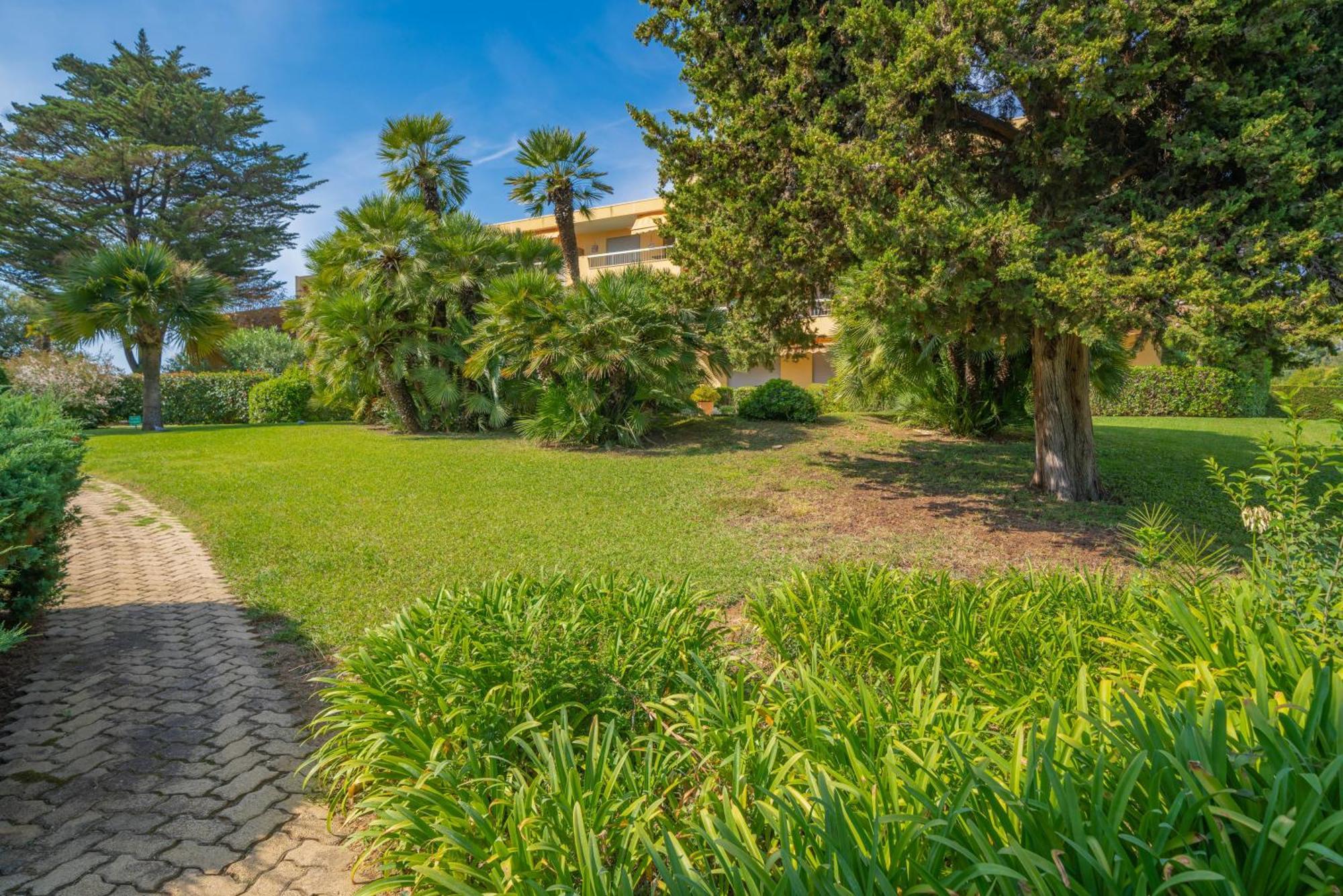 Les 15 Pins & La Mer -Your Green Getaway Near Sea & Beach Antibes Exterior photo