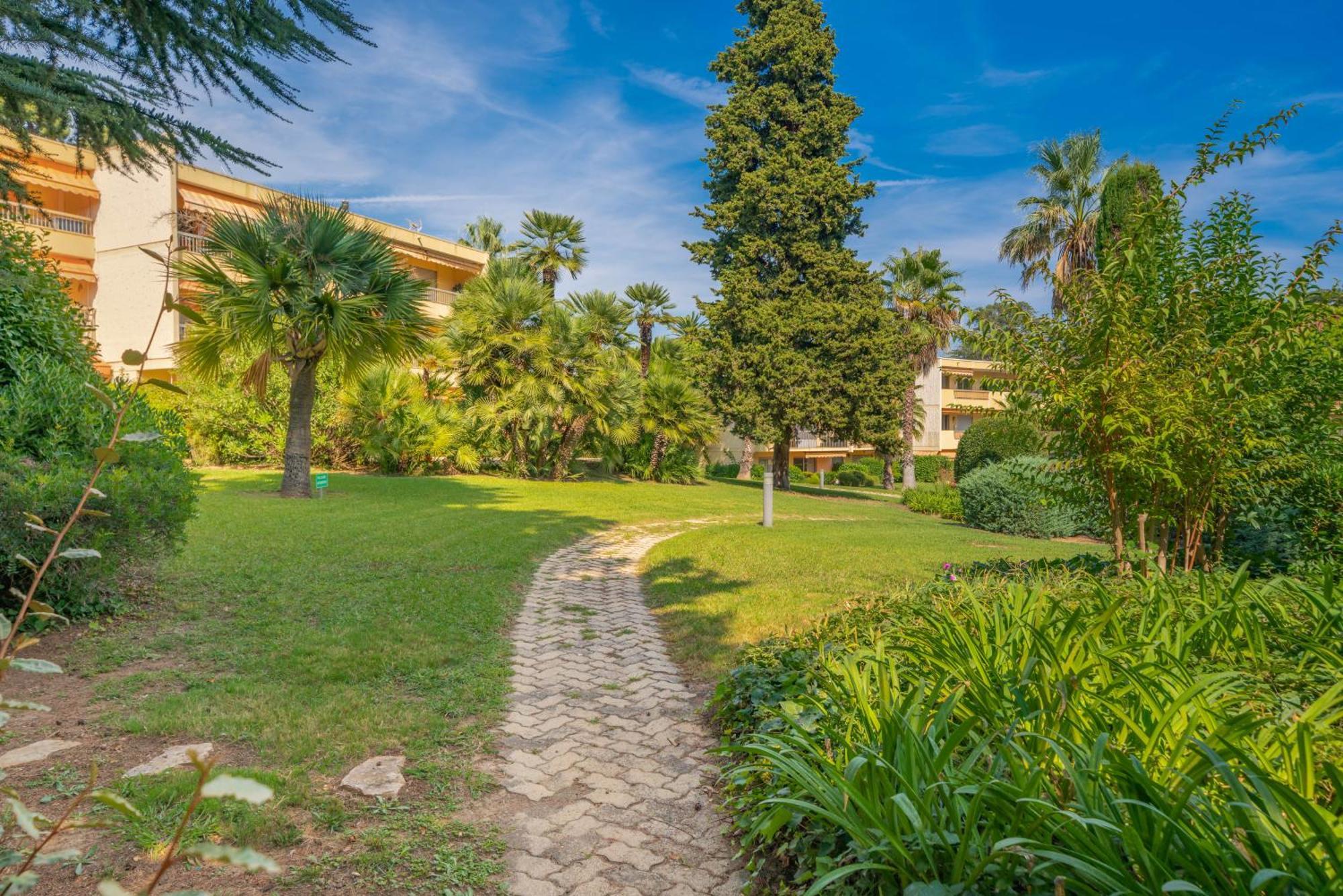 Les 15 Pins & La Mer -Your Green Getaway Near Sea & Beach Antibes Exterior photo