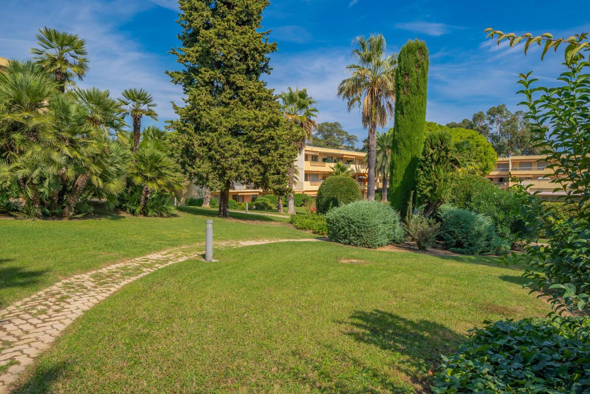 Les 15 Pins & La Mer -Your Green Getaway Near Sea & Beach Antibes Exterior photo